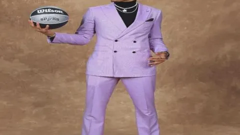 祖巴茨篮下起跳被SGA犯规，裁判未作出判罚指示。